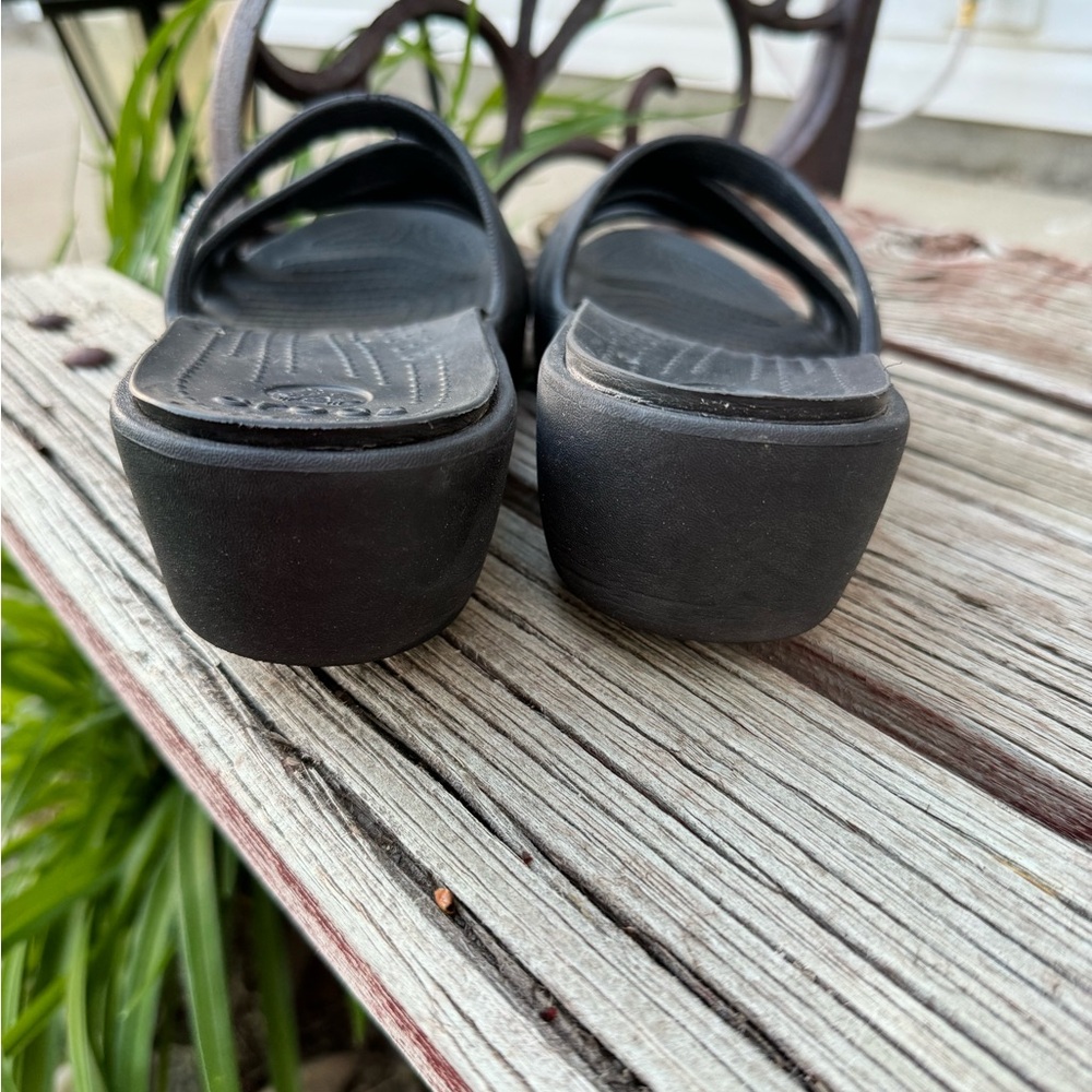 Crocs women’s low wedge sandals. - Picture 3 of 5